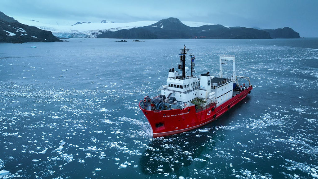    Научноизследователският кораб „Св.Св. Кирил и Методий” в ледената вода на антарктическия океан